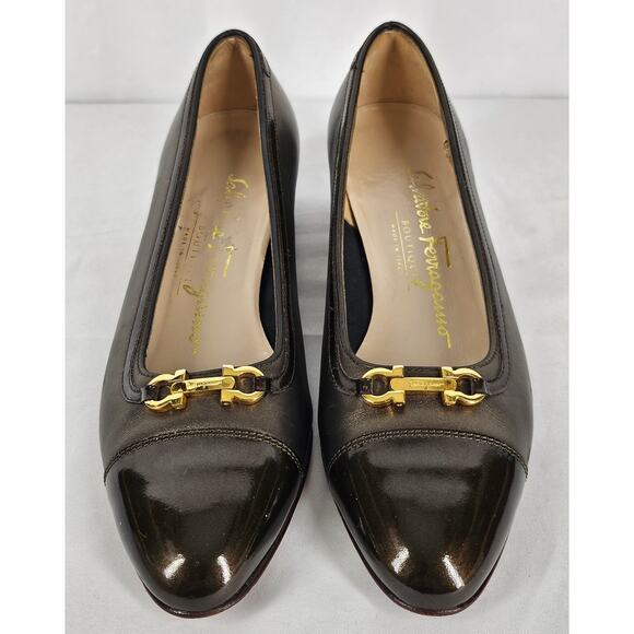 SALVATORE FERRAGAMO WOMEN’S BROWN PUMP – SIZE 3.5B – BRONZE PATENT TOE & GANCINI - Picture 4 of 14